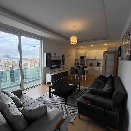 Cozy Homes - 2 & 1 Living Apartment *